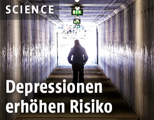 Eine Person geht durch einen Tunnel