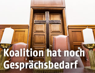 Richterbank mit Kreuz und oesterreichischem Bundesadler
