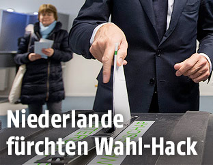 Mann gibt Stimme ab