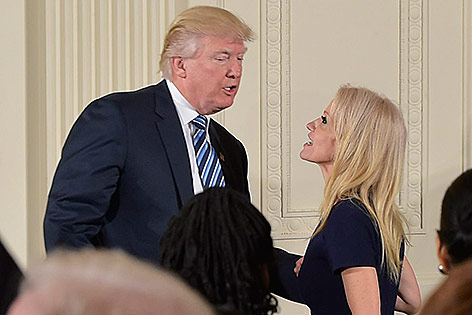 © APA/AFP/Mandel Ngan US-Präsident Donald Trump besrpricht sich mit Beraterin Kellyanne Conway