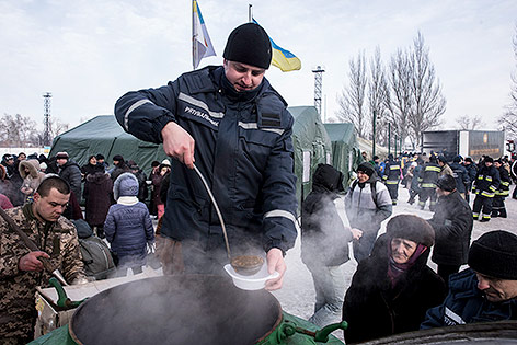 © APA/AP/Evgeniy Maloletka Gratis Essensausgabe für die Bewohner der umkämpften ukrainischen Industriestadt Awdiiwka