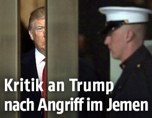 US-Pr&auml;sident Donald Trump hinter einer T&uuml;r, davor stehen Soldaten