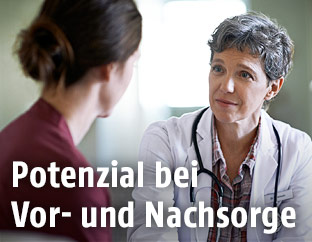 &Auml;rztin mit Patientin