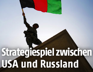 Soldat mit afghanischer Fahne