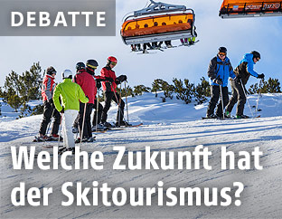 Skifahrer unter einem Sessellift