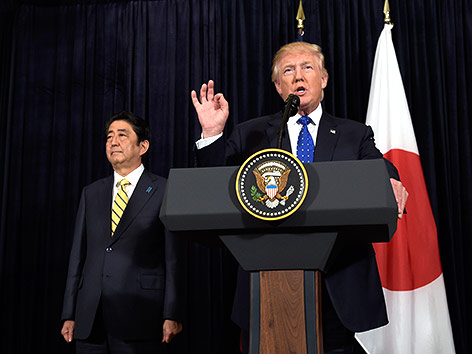 © APA/AFP/Nicholas Kamm Präsident Donald Trump und Japans Premier Shinzo Abe