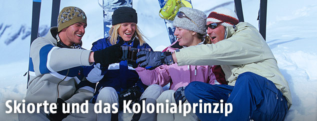 Skifahrer und Snowboarder beim Apres Ski