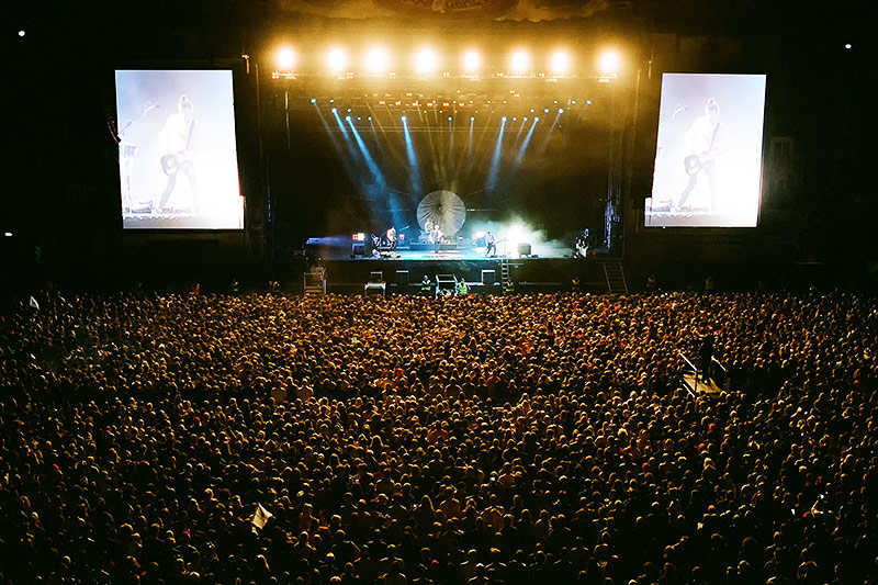 © Lukas Gansterer Blick auf die Bühne während dem Auftritt von Bilderbuch auf dem Frequency Festival