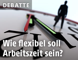 Silhoutte eines Mannes mit Aktenkoffer auf einem Uhrenziffernblatt