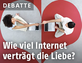 Ein Paar mit Laptops