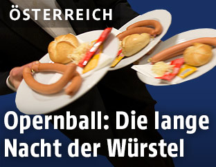 Kellner bringt Würstel