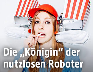 Eine Frau mit einem Roboter am Kopf