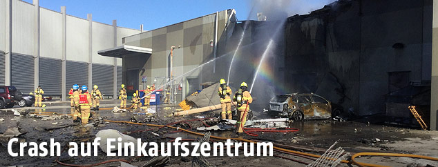 Feuerwehr beim L&ouml;schen eines brennenden Einkaufszentrums in Melbourne