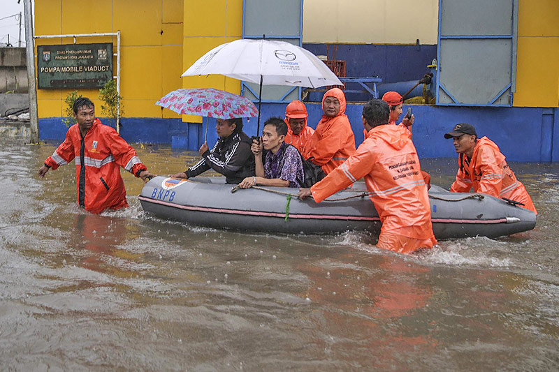 © APA/AFP Rettungskräfte mit Rettungsboot im überschwemmten Jakarta