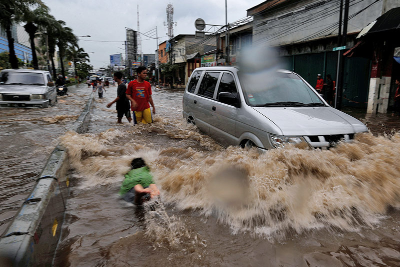 © Reuters/Beawiharta Beawiharta Überschwemmte Straßen in Jakarta