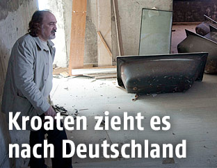 Kroatischer Mann in einem geschlossenem und verfallendem Hotel in Kroatien