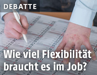 Mann schreibt auf einen Wandkalender