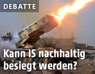 Die irakische Armee feuert Raketen beim Kampf gegen den IS ab