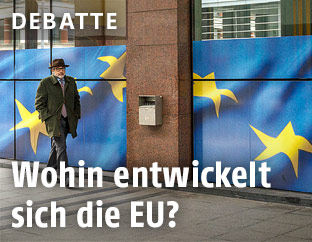 Mann vor der Europ&auml;ischen Kommission in Br&uuml;ssel