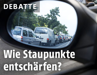 Seitenspiegel zeigt im Stau stehende Autos
