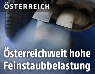 Abgase strömen aus dem Auspuff eines Fahrzeuges