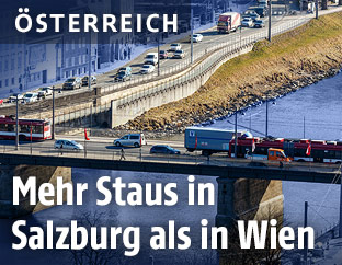 Verkehr auf einer Brücke über der Salzach