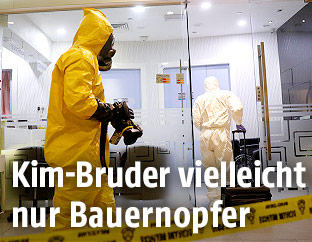 Ermittler am Flughafen Kuala Lumpur