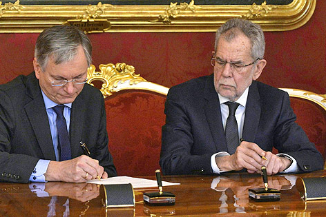 © APA/Herbert Pfarrhofer Sozialminister Alois Stöger (SPÖ) unterschreibt neben Bundespräsident Alexander van der Bellen