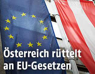 Eine EU-Flagge h&auml;ngt neben einer &Ouml;sterreich-Flagge