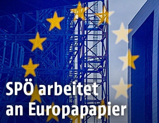 EU-Transparent vor einem Bauger&uuml;st