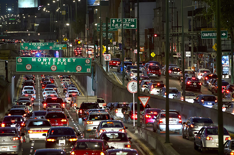 © AP/Rebecca Blackwell Abendlicher Straßenverkehr in Mexico City