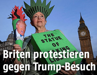 Als Freiheitsstatue verkleidete Demonstrantin