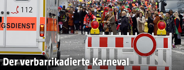 Rettungswagen neben einer Straßensperre während des Karneval