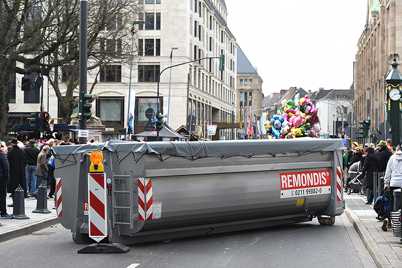 © APA/AFP/Patrik Stollarz Ein Container blockiert den Weg zu einem Karnevalsumzug