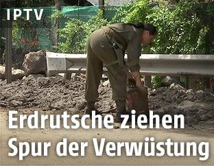 Frau auf verwüsteter Landstraße
