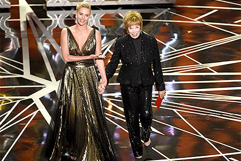 © APA/AP/Chris Pizzello Charlize Theron und Shirley MacLaine