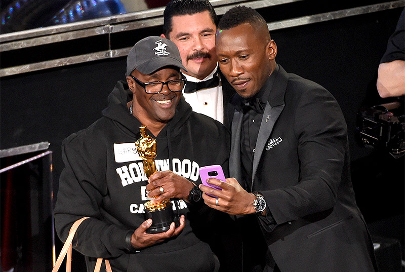 © APA/AP/Chris Pizzello Mahershala Ali macht Selfie mit Touristen