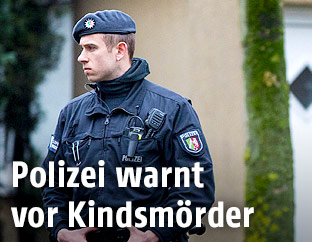 Ein Polizist in Herne vor einem Haus