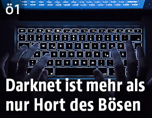Mann schreibt auf einer Tastatur