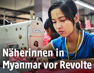 Näherin in Fabrik in Myanmar