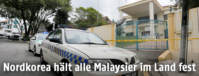 Malaysische Polizei vor der Nordkoreanischen Botschaft