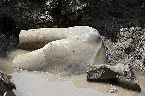 © Reuters//Mohamed Abd El Ghany Reste einer Monumentalstatue
