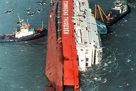 © AP/David Caulkin Die Fähre "Herald of Free Enterprise"