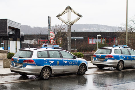 © APA/dpa/Marcel Kusch Polizeifahrzeuge vor Gymnasium in Wetter (Deutschland, Nordrhein-Westfalen)