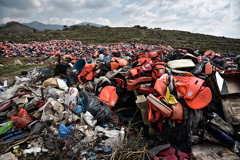 © APA/AFP/Louisa Gouliamaki Von Flüchtlingen auf Lesbos zurückgelassene Rettungswesten