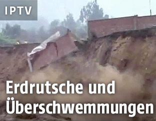 Eine Mauer bricht durch Überschwemmungen ab