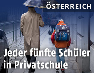 Vater mit Sohn auf dem Weg zur Schule