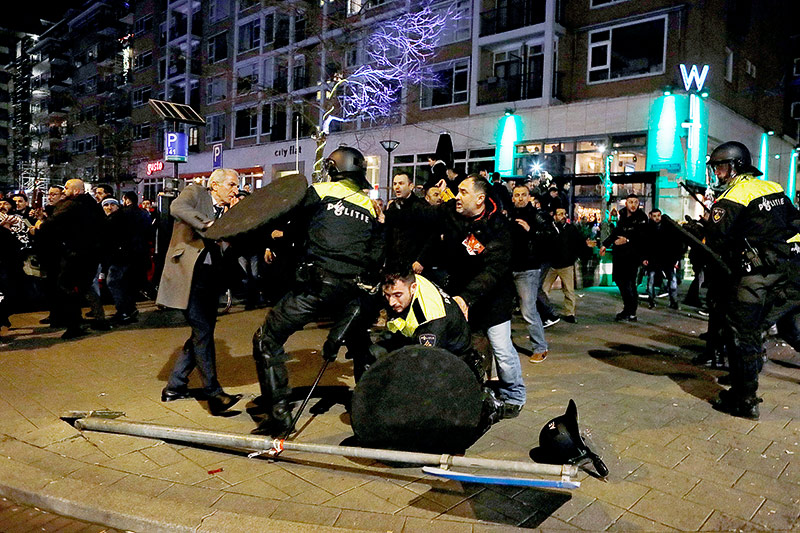 © APA/ANP/AFP/Marten Van Dijl Polizisten und Demonstranten in Rotterdam