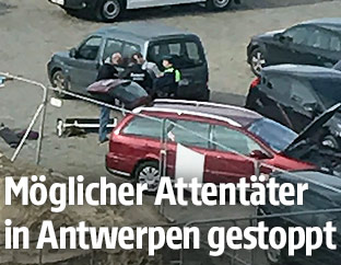 Polizisten neben dem Fahrzeug des mutma&szlig;lichen Attent&auml;ters in Antwerpen