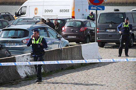 Polizisten auf einem Parkplatz in Antwerpen